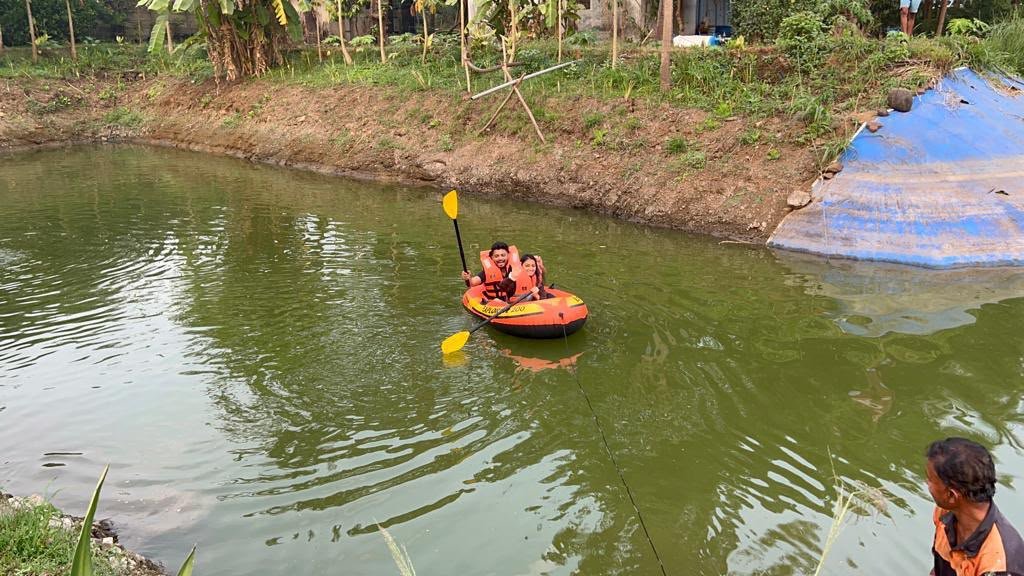 Pond boat activity